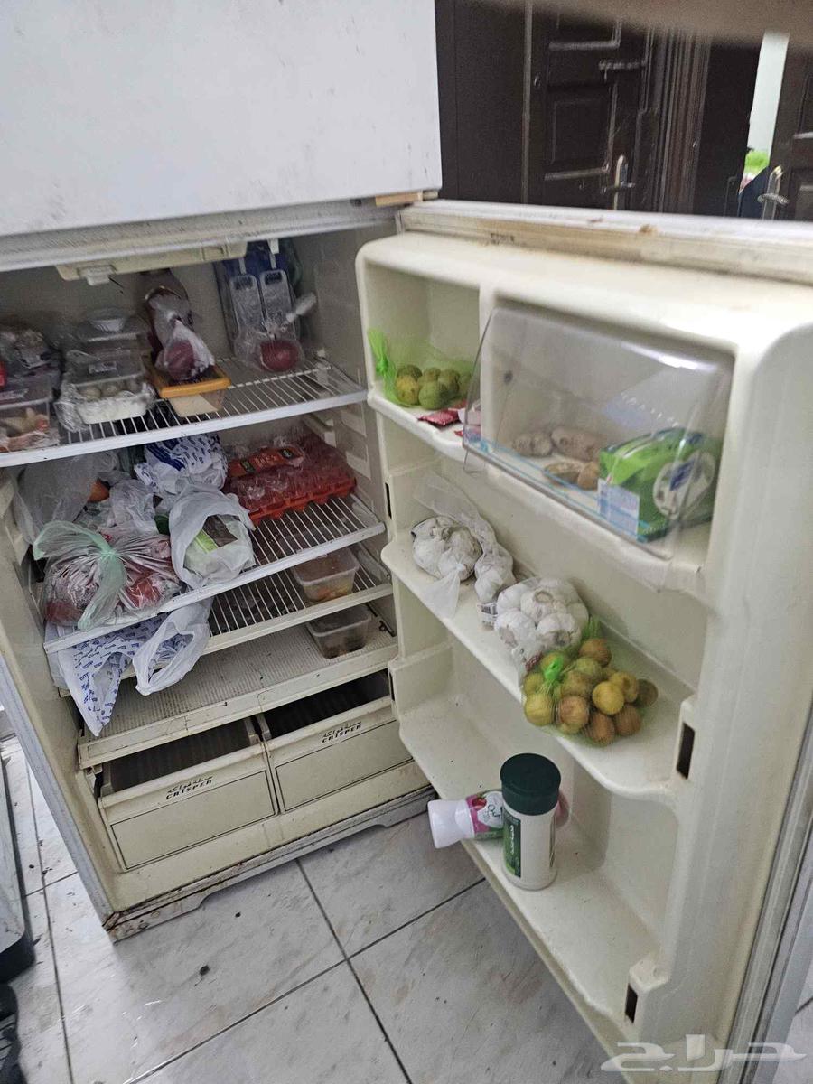 Kelvinator refrigerator for sale, the refrigerator runs on 220 electricity with an installed converter63699007931265112