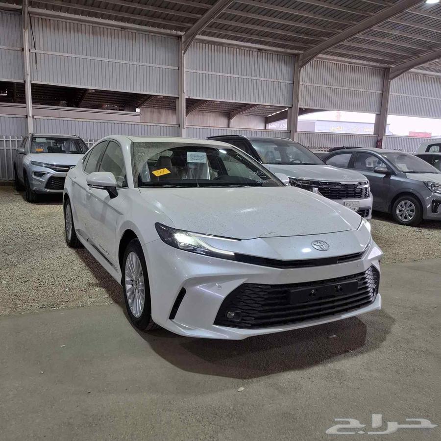 تويوتا كامري ال اي بنزين لون ابيض63738346478849112