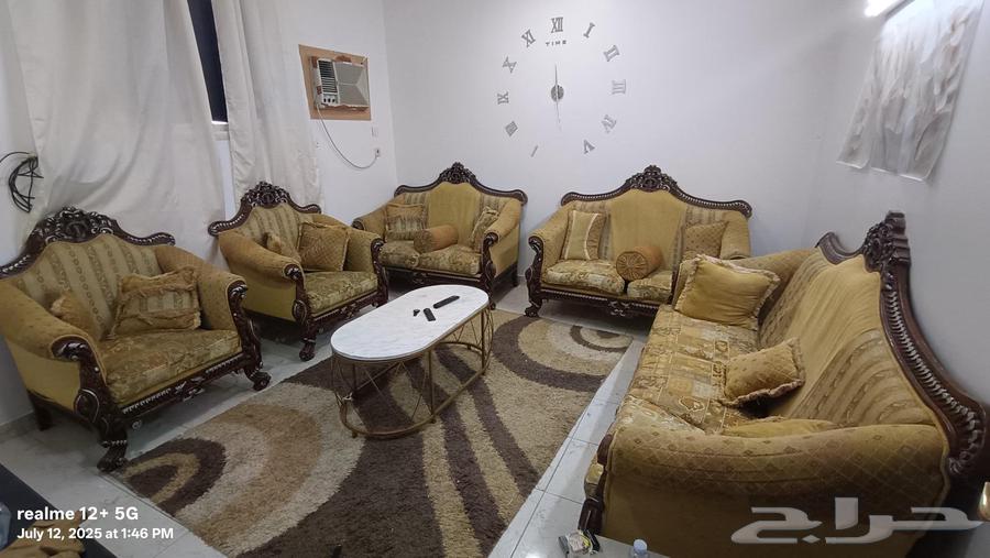 Living room set in good condition with carpet and table63676648781186110