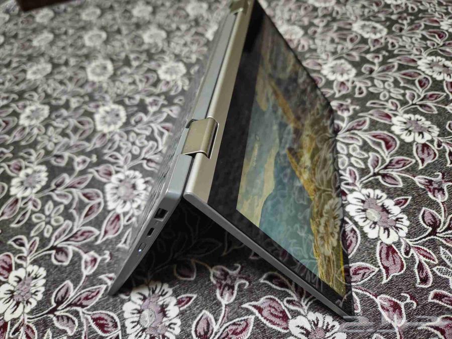Almost new Lenovo laptop that turns into an iPad tablet63699008503169112