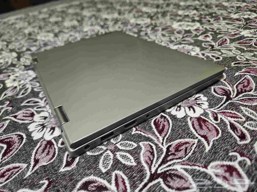 Almost new Lenovo laptop that turns into an iPad tablet63699008503169114