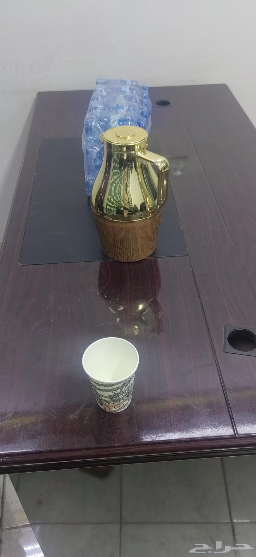 مكتب ومقعد حمام افرنجي واربعة كراسي علي السوم63679658006531111