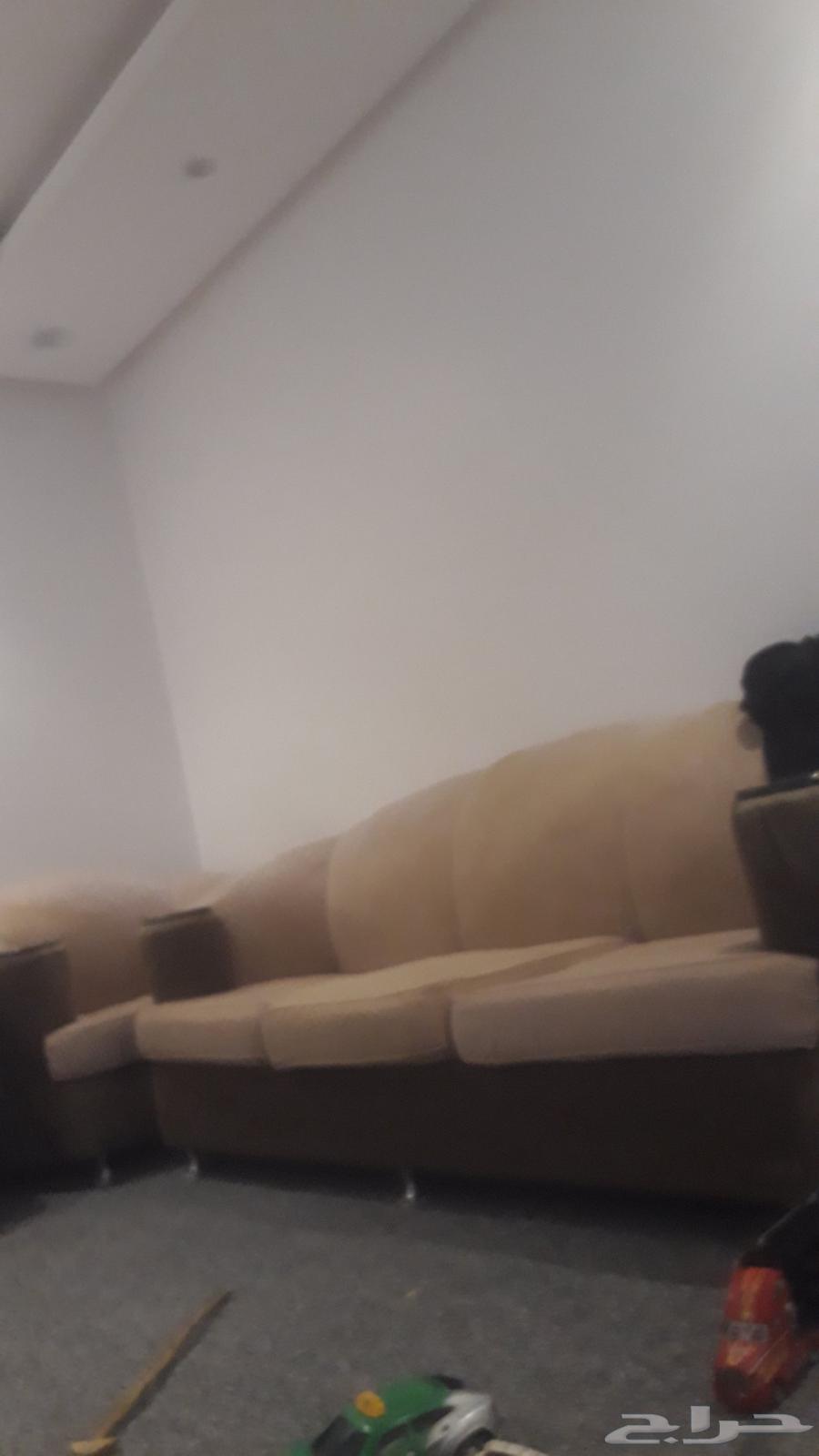 مجلس وكنب بحاله جيده يحتاج لغسل63699534257026110