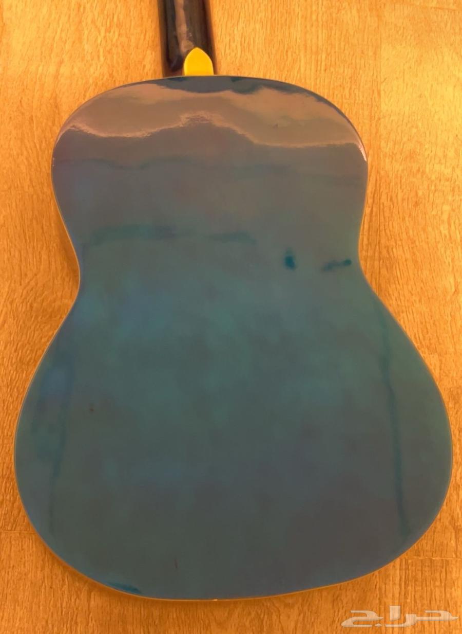 Classic Guitar with Six Nylon Strings Semi63699628267522110