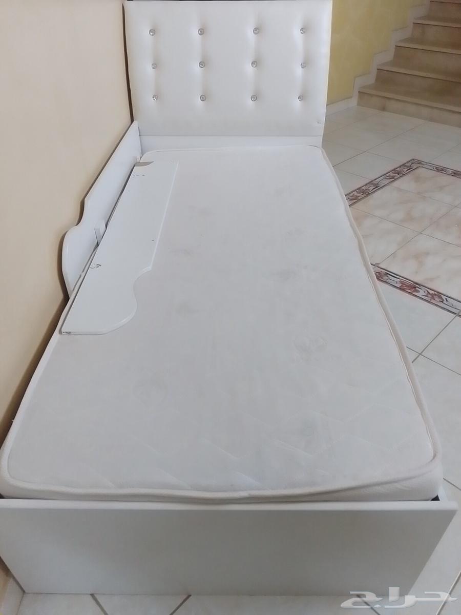 Single bed with child barrier63699636699907110