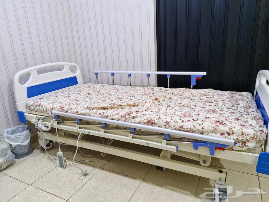 Electric medical bed with mobile casters and side rails, light use63702970320387110