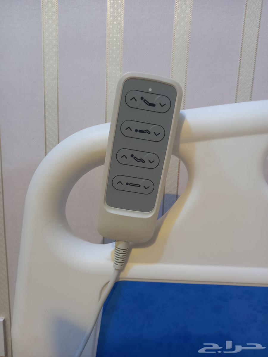 Electric medical bed with mobile casters and side rails, light use63702970320387111