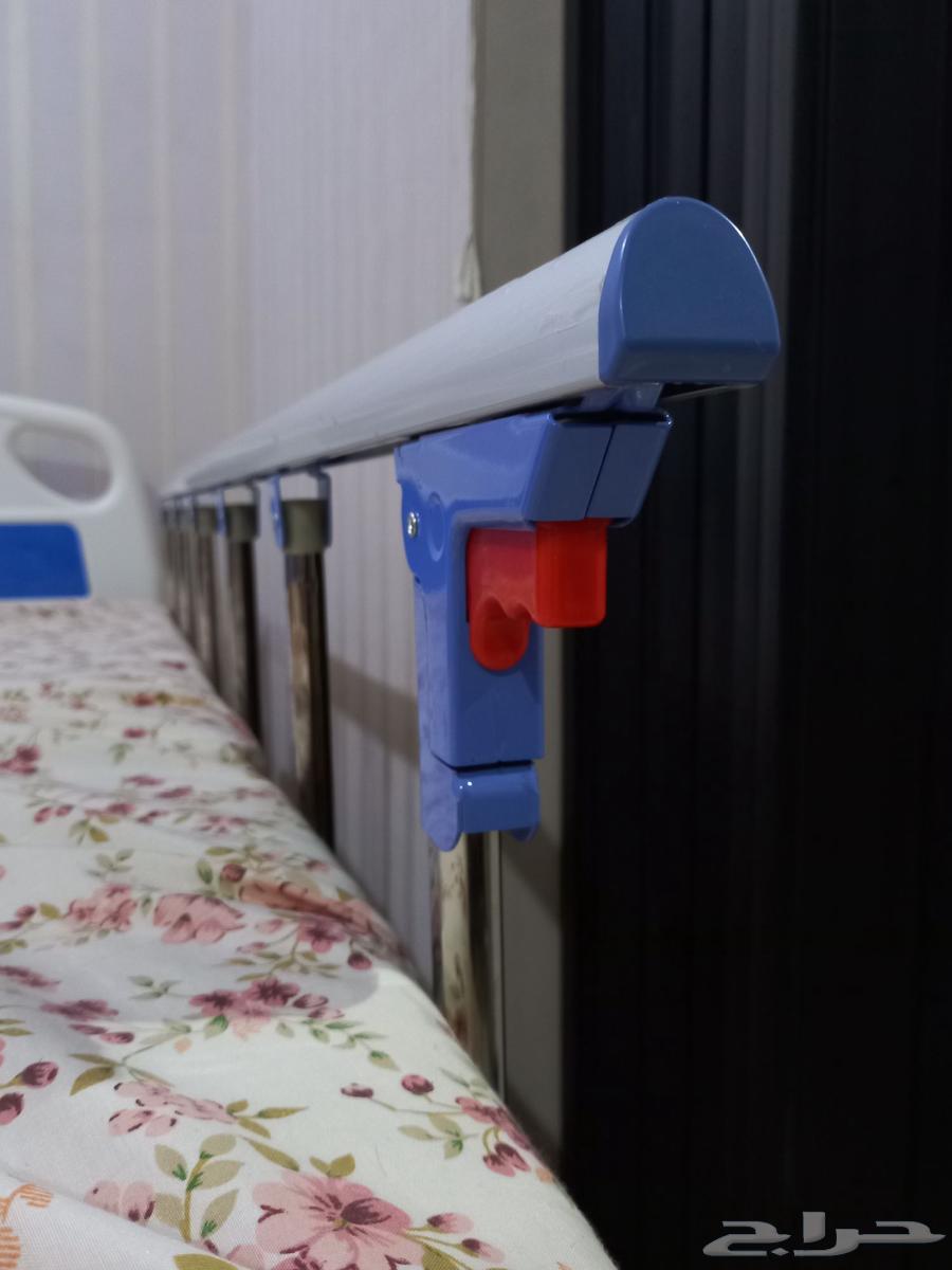 Electric medical bed with mobile casters and side rails, light use63702970320387112
