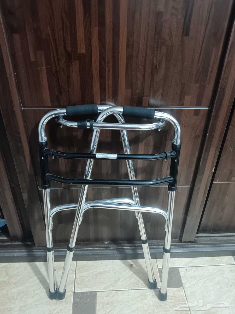 Entrance table and two cabinets, and a walking cane and two coffee tables63704835771265114