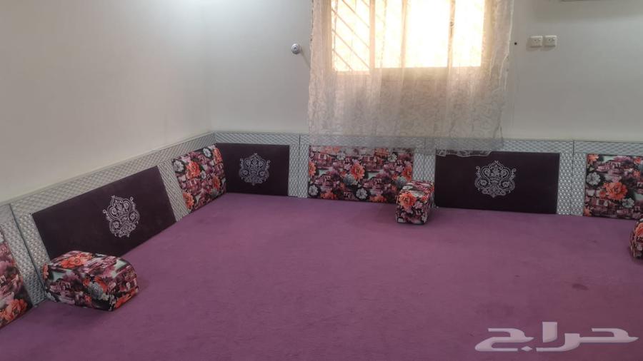 كنب صاله للبيع ومخاد خشبيه مجلس نساء ( الأثاث مستعمل ونظيف)63703677581569110