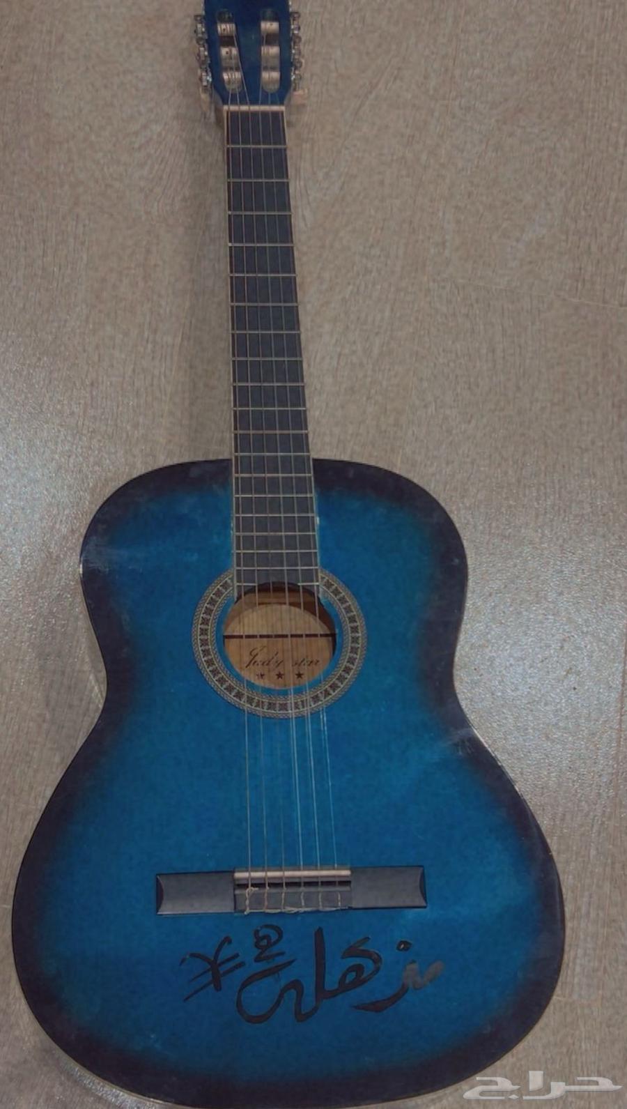 Classic Guitar with Six Nylon Strings Semi63699628267522111