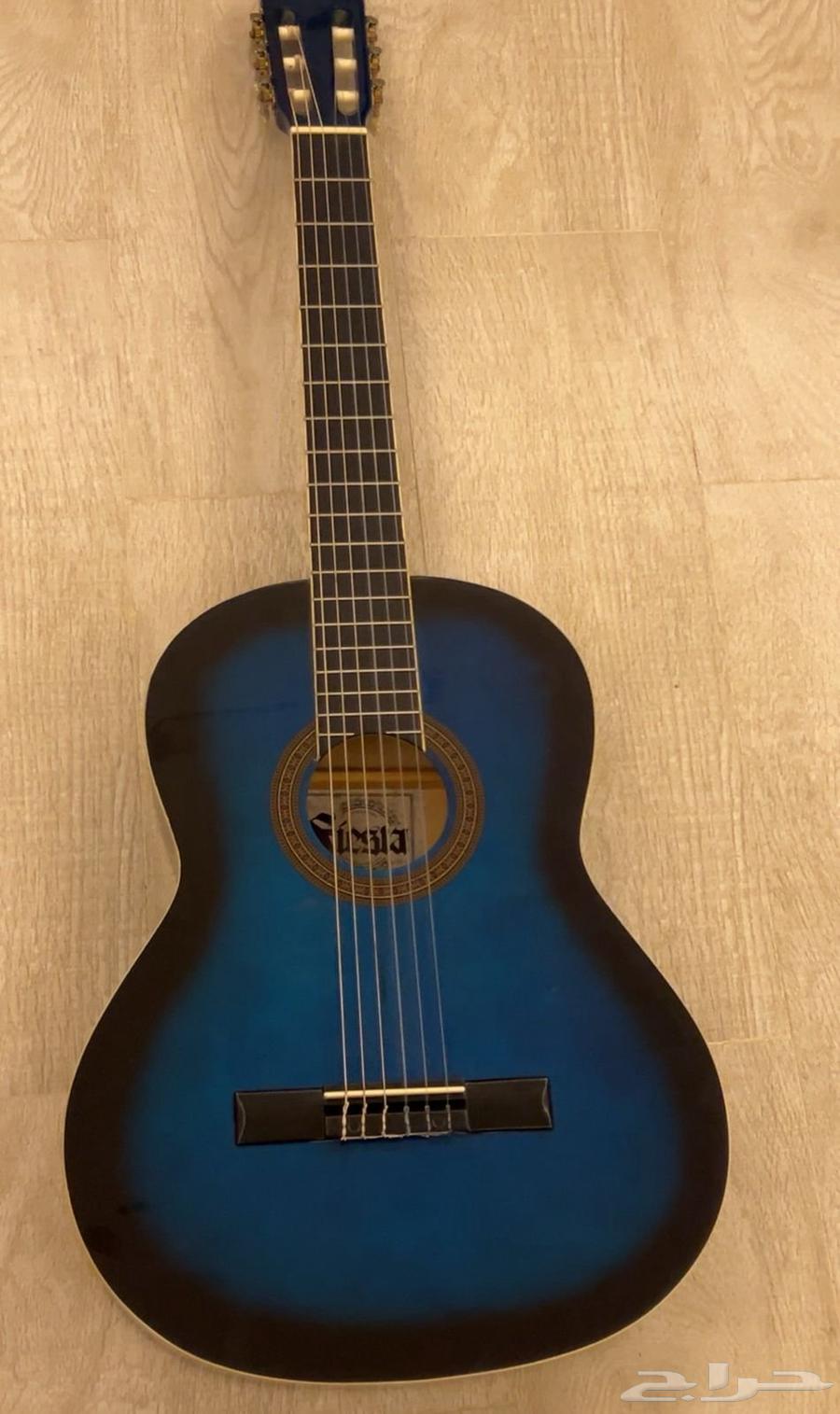 Classic Guitar with Six Nylon Strings Semi63699628267522113