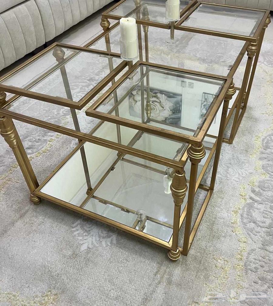 طاولة بلون ذهبي63706297674625113