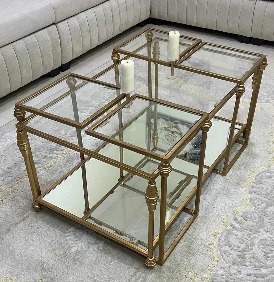 طاولة بلون ذهبي63706297674625112