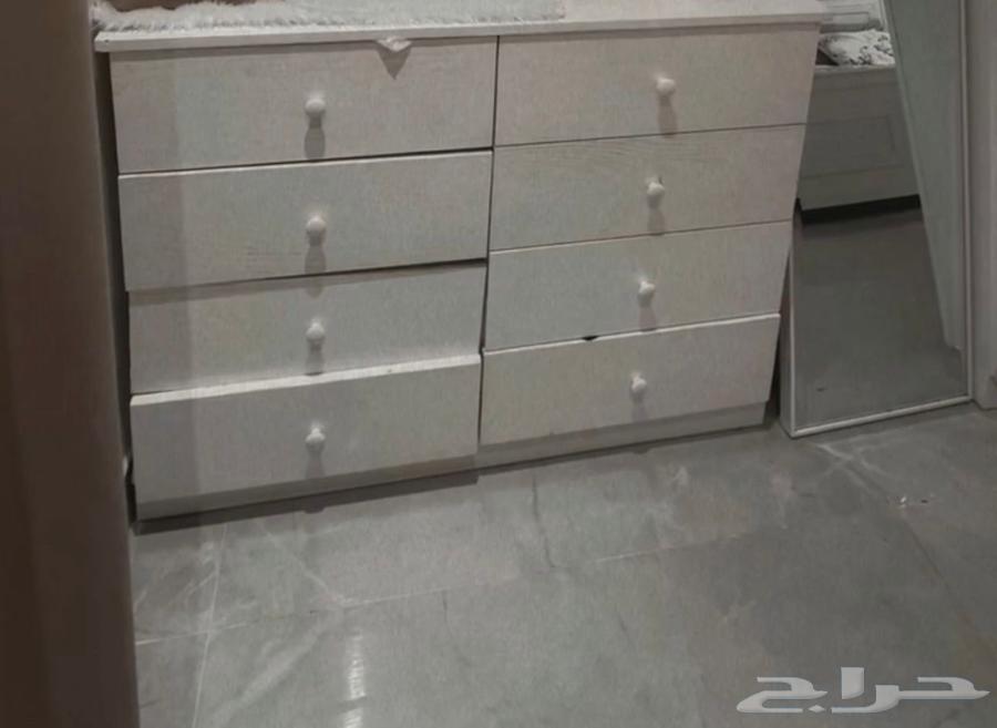 للبيع غرفة نوم مكونه من 3 آسره نفر ونص تسريحه مع مرايه طو63707943192833110
