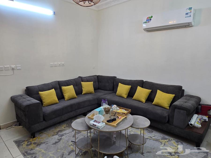 Sofa and 6 tables63715286290818110