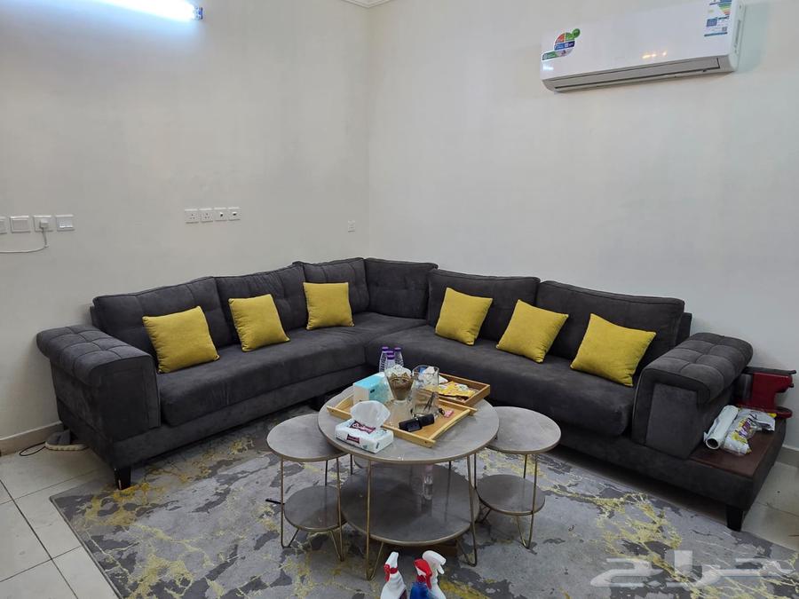 Sofa and 6 tables63715286290818111