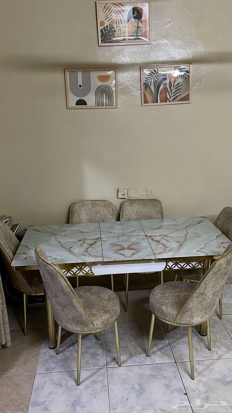 Dining table in very good condition with 6 chairs featuring extension and reduction capability63708035079171111