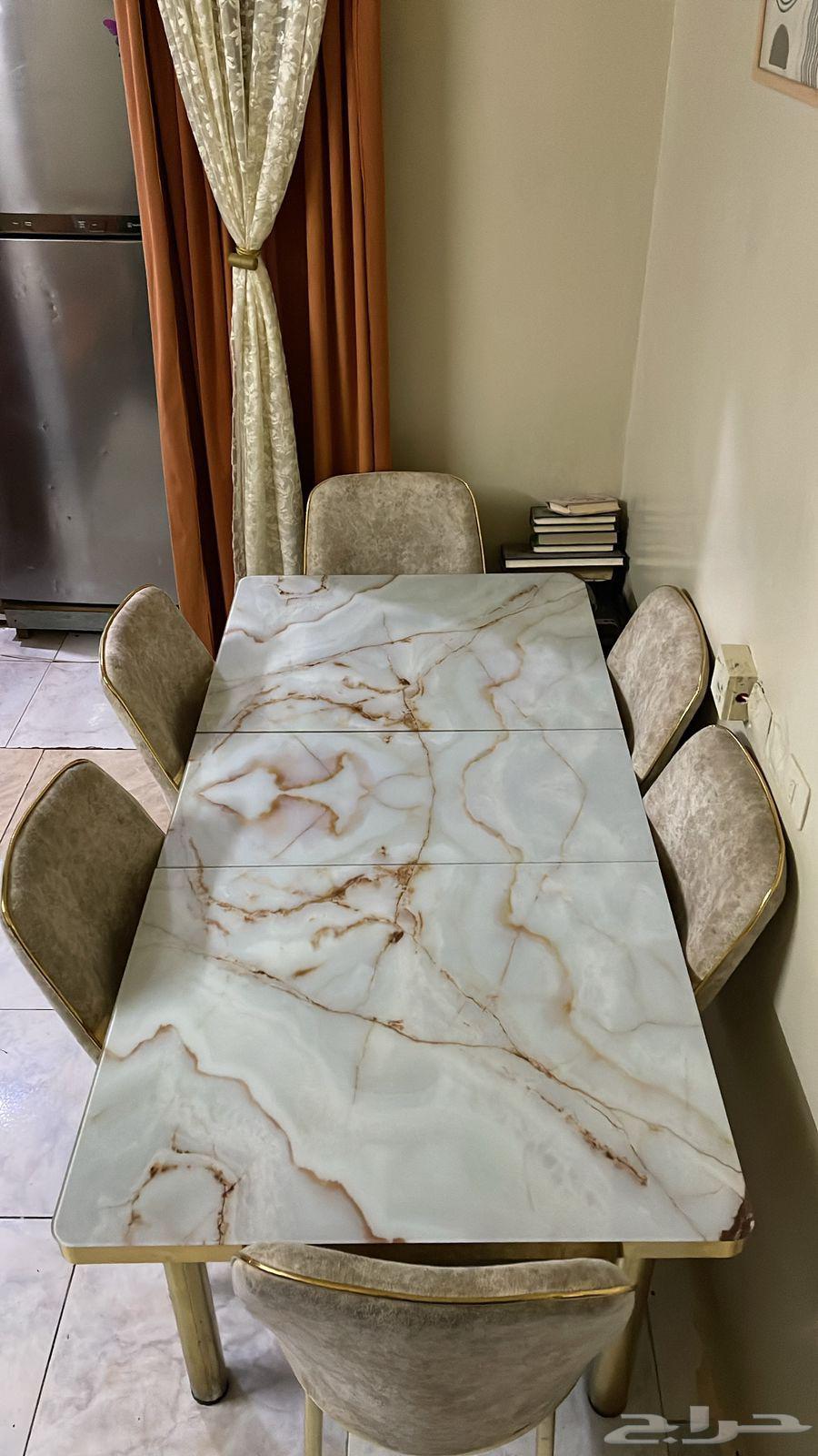 Dining table in very good condition with 6 chairs featuring extension and reduction capability63708035079171110