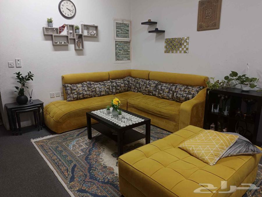 Sofa in good condition with carpet and tables63723361352066112