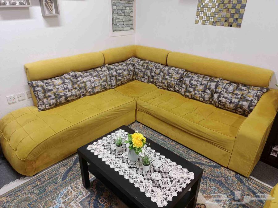 Sofa in good condition with carpet and tables63723361352066111