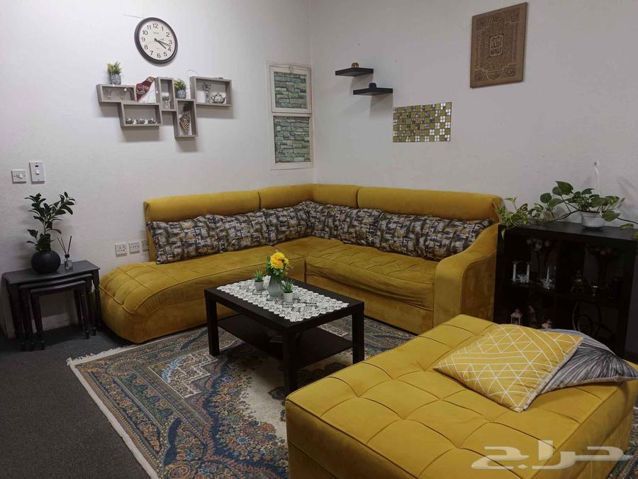 Sofa in good condition with carpet and tables63723361352066113
