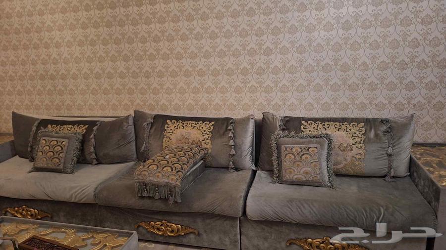 Sofa, curtains, carpet, and three tables63725997319042110