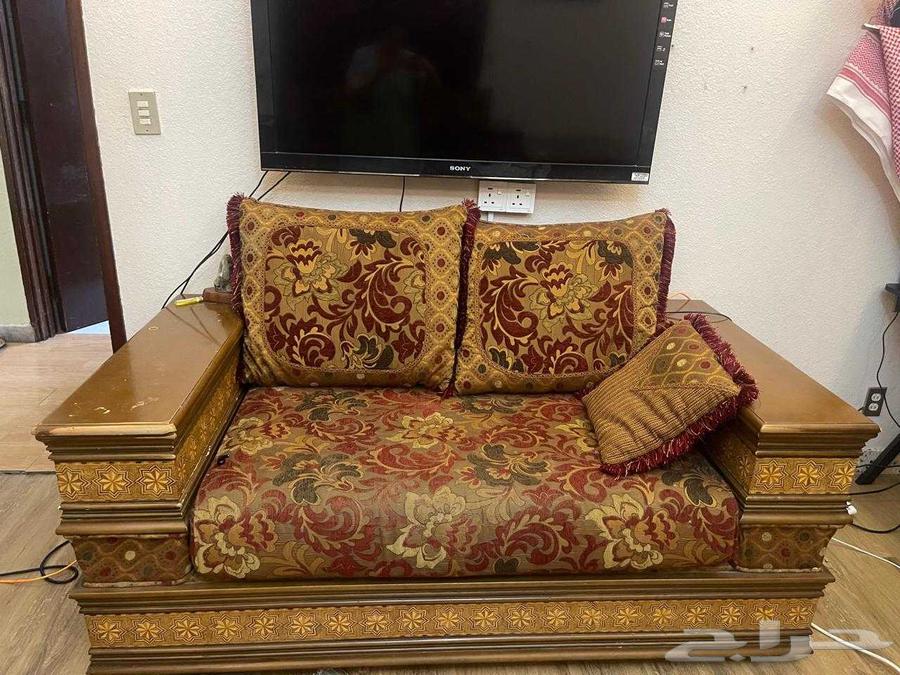 Selling 4 sofas and 2 tables, contact via WhatsApp63736792882307110