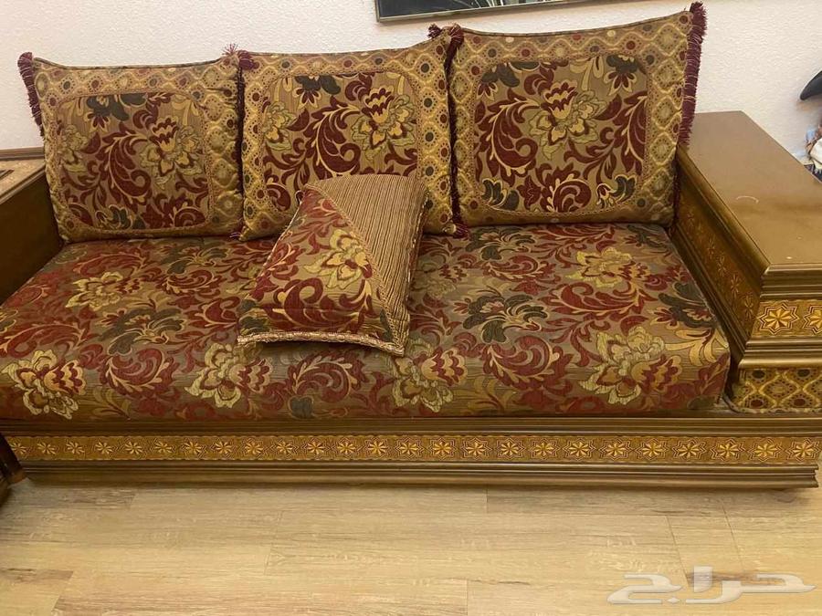 Selling 4 sofas and 2 tables, contact via WhatsApp63736792882307112