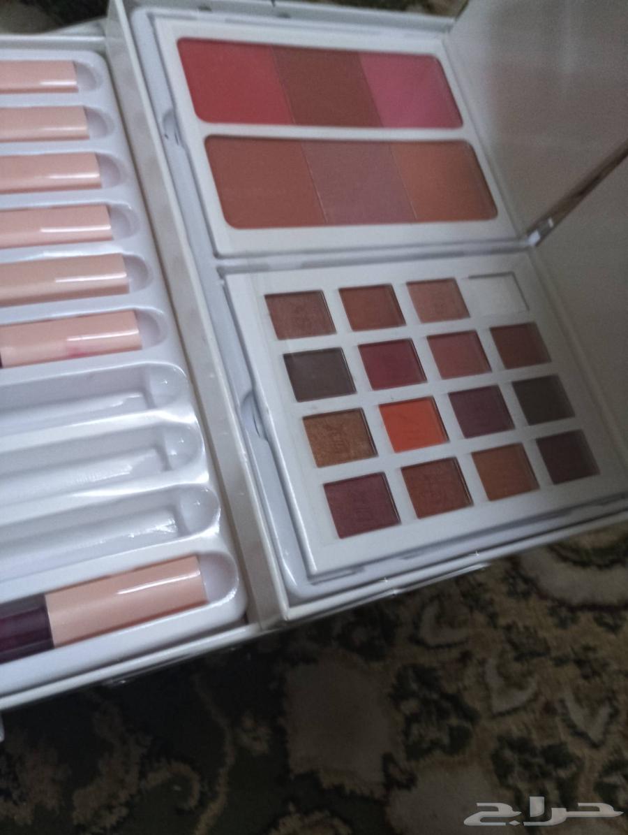 Lightly used makeup box, missing some items and lightly used63735374875009114