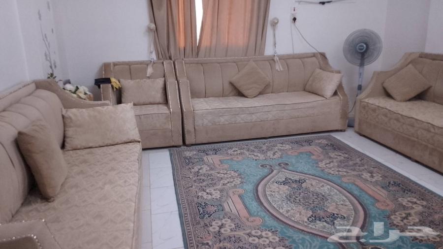 كنب شبه جديد نظيف ولا فيه عيب مع اربع طاولات زجاجية وستارة63735276196866111
