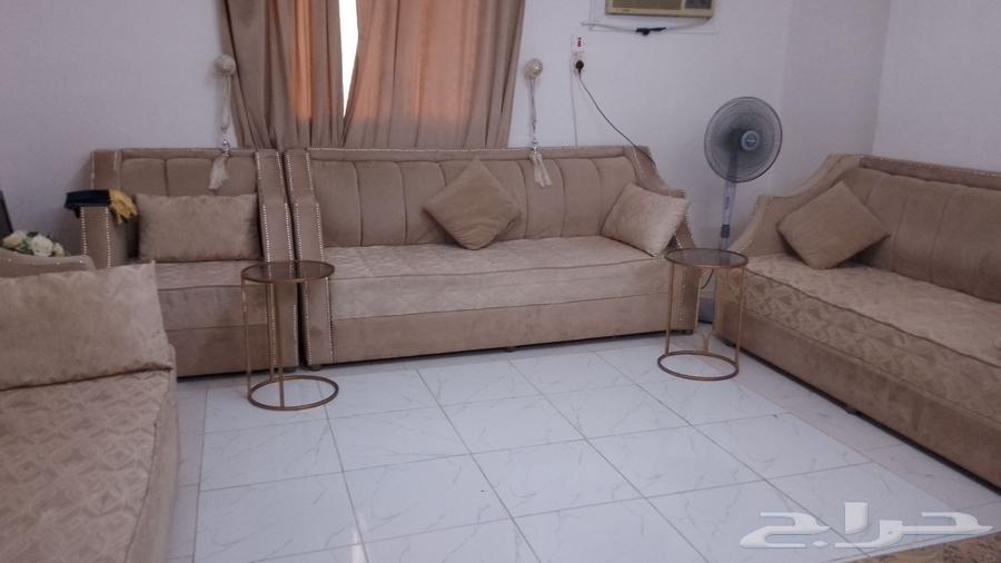 كنب شبه جديد نظيف ولا فيه عيب مع اربع طاولات زجاجية وستارة63735276196866110