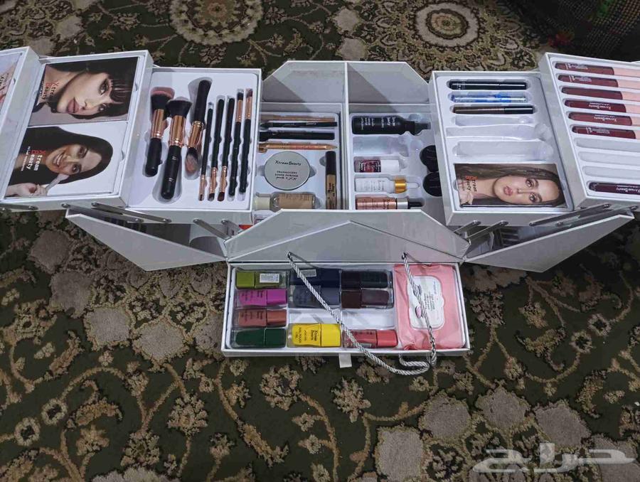 Lightly used makeup box, missing some items and lightly used63735374875009111