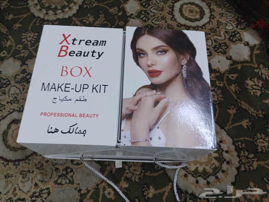 Lightly used makeup box, missing some items and lightly used63735374875009112