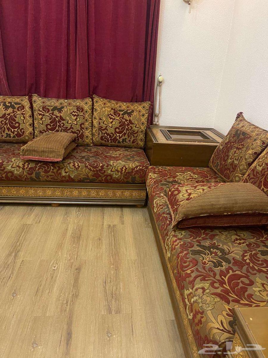 Selling 4 sofas and 2 tables, contact via WhatsApp63736792882307111