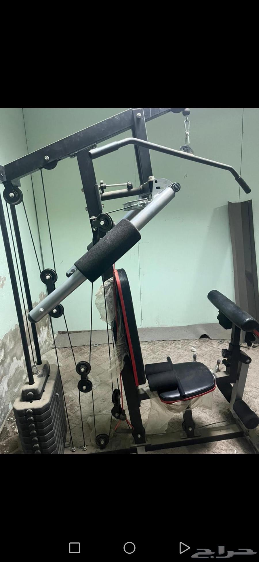 Display a multi-exercise machine including three dumbbell bags63746403424003110