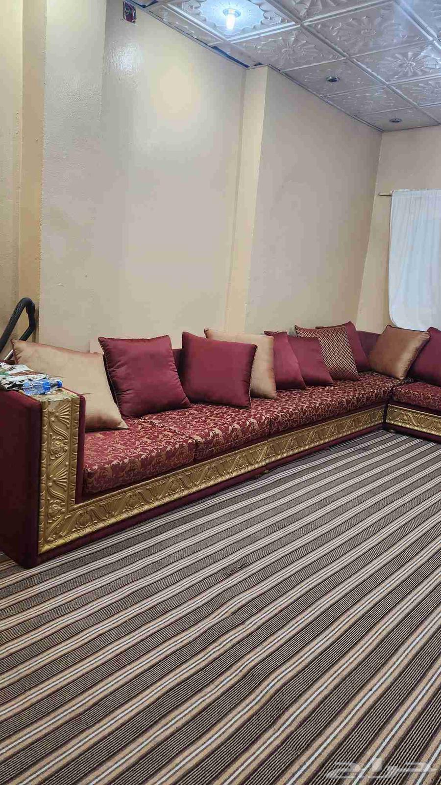 كنب مستعمل للبيع مكون من ركنيتين وخمس قطع وخديدات وسته تكيات63741035959811111