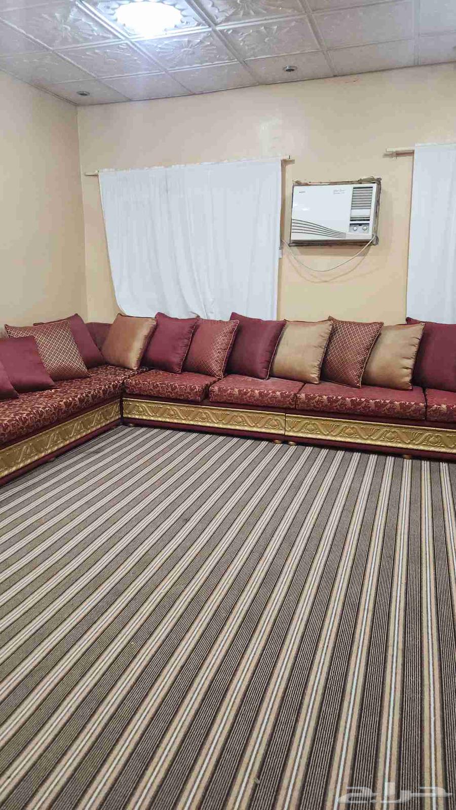 كنب مستعمل للبيع مكون من ركنيتين وخمس قطع وخديدات وسته تكيات63741035959811110