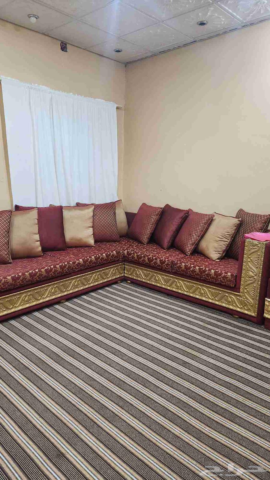 كنب مستعمل للبيع مكون من ركنيتين وخمس قطع وخديدات وسته تكيات63741035959811113