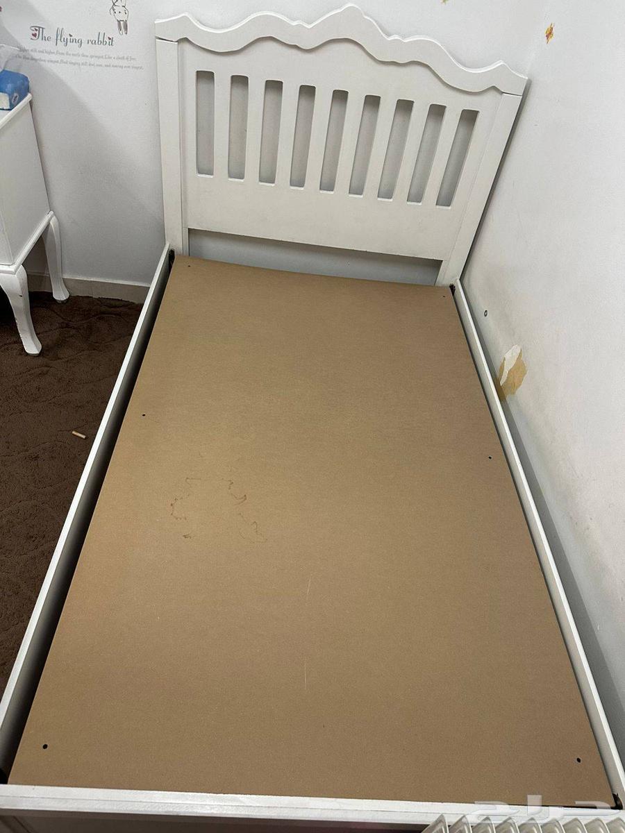 سريرين مع كومدينتين مطلوب فيهم 350 ريال المكان حي بدر63739438276739110