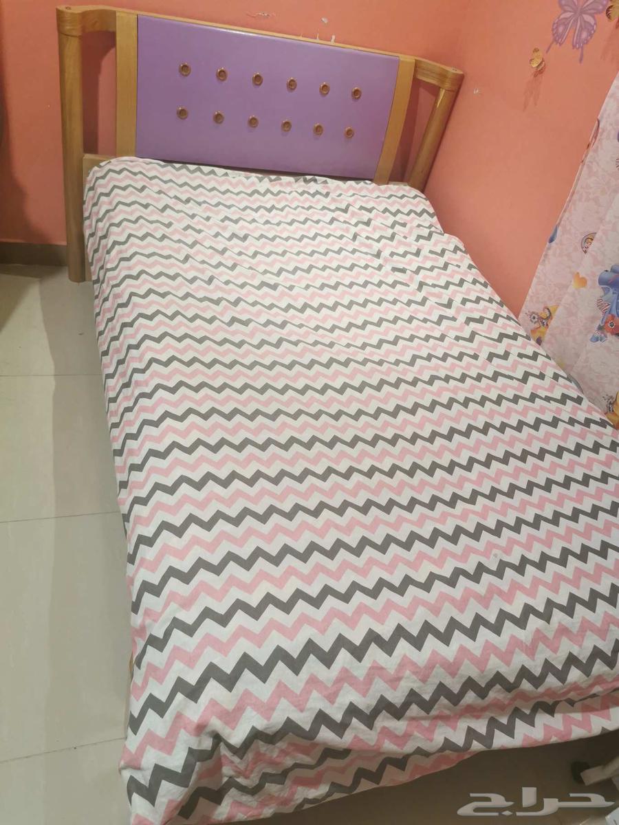 3 single beds in excellent condition from Al-Sabban furniture, a chest of drawers, and a desk63739621663873110