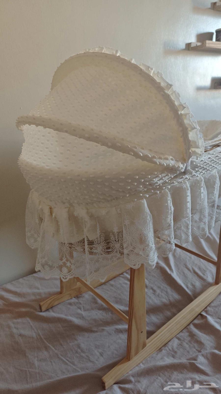 Clean used crib, available for one week with Centripoint nursing pillow63746009132547111