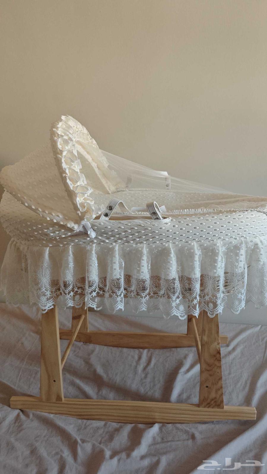 Clean used crib, available for one week with Centripoint nursing pillow63746009132547110