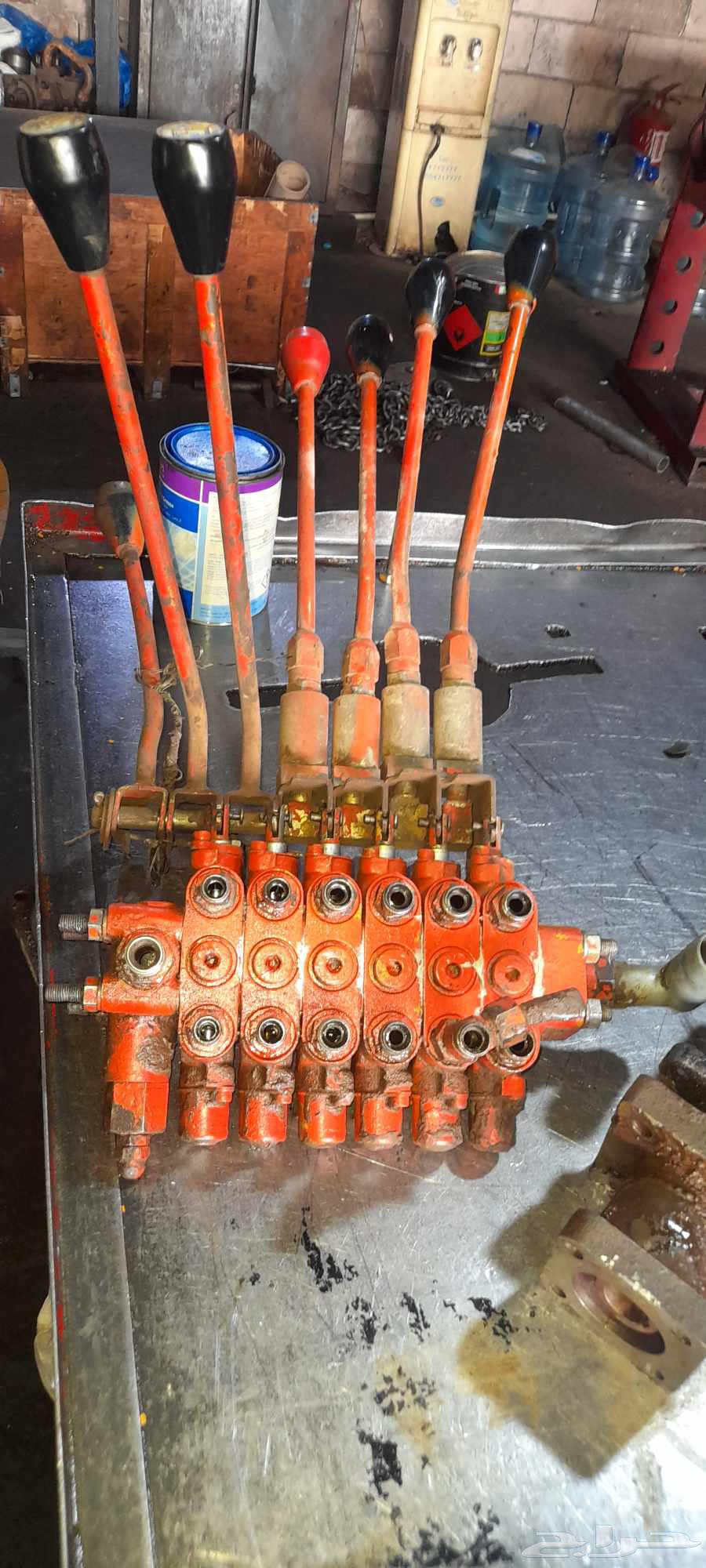There are new and used hydraulic pumps, cranes, bulldozers, backhoes, and lifts63747241481730112