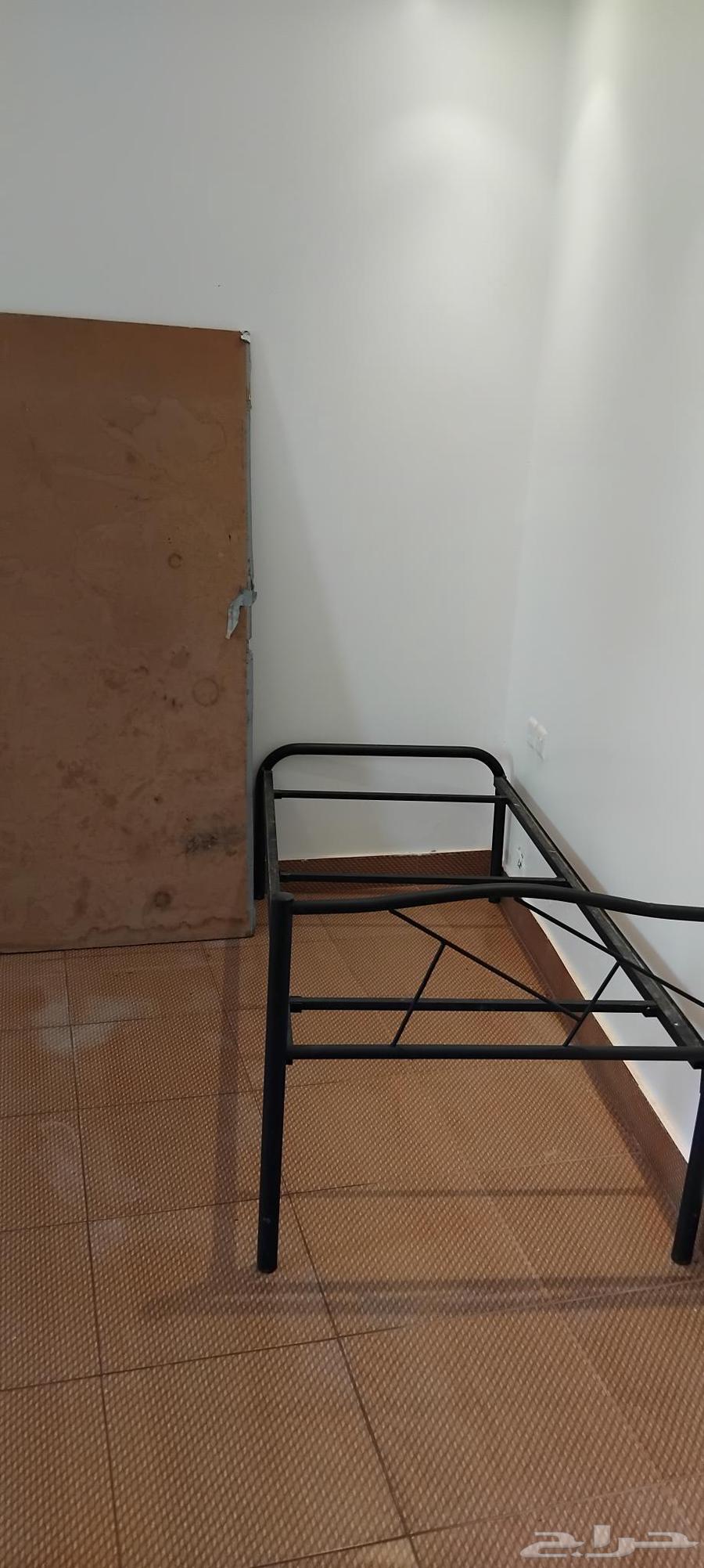 سرير اطفال العدد اثنين حديد والاخر بلاستك بدون مراتب ب10063744223650819111