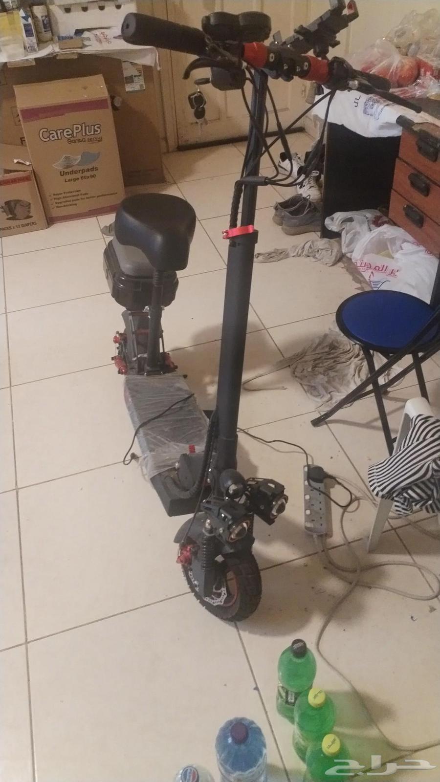 New scooter with speeds of 85, 65, and 45, excellent condition, only one month old63752344707842110