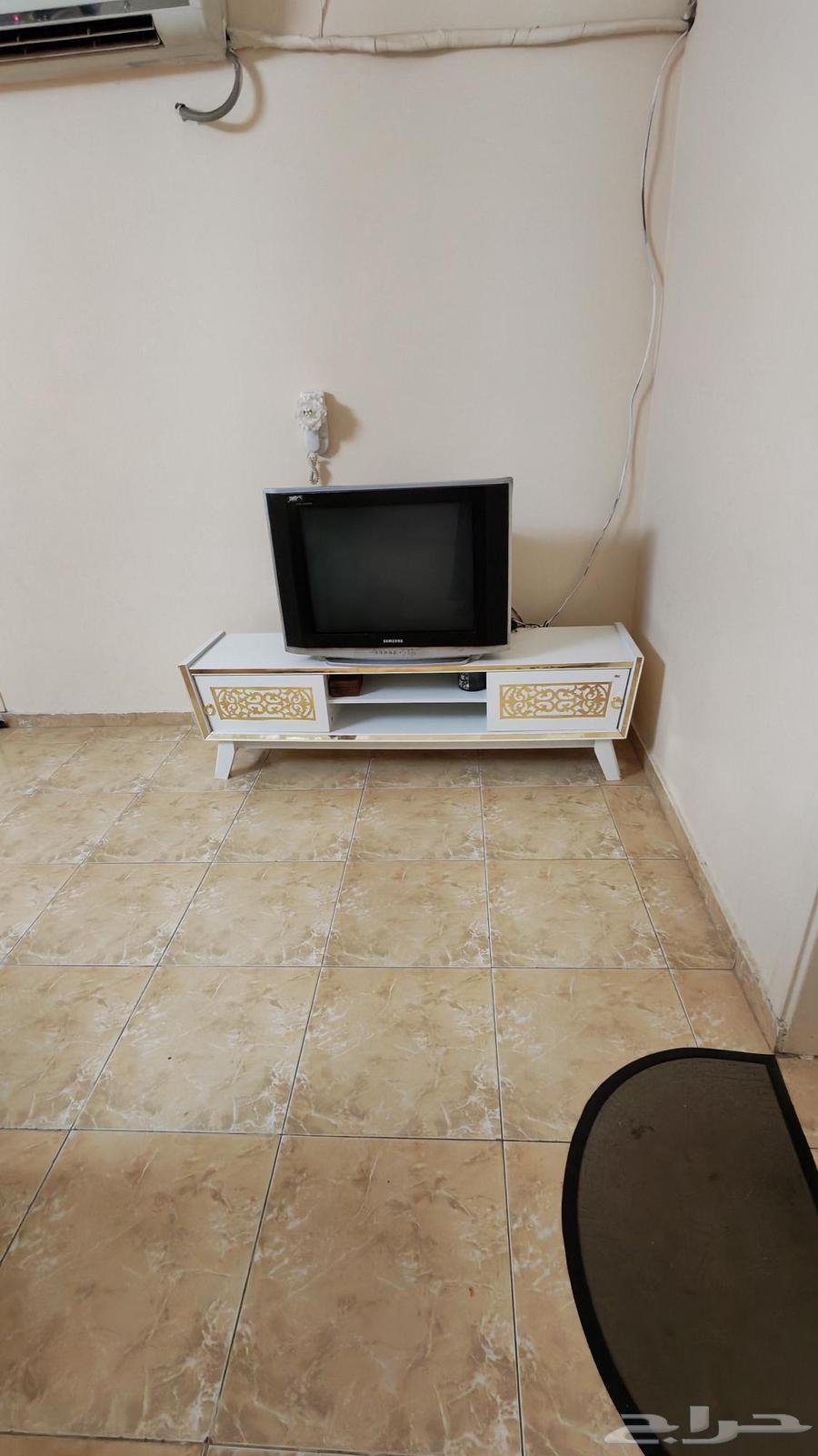 تلفزيون سامسونج و طاولة تلفزيون للبيع63752152362499111