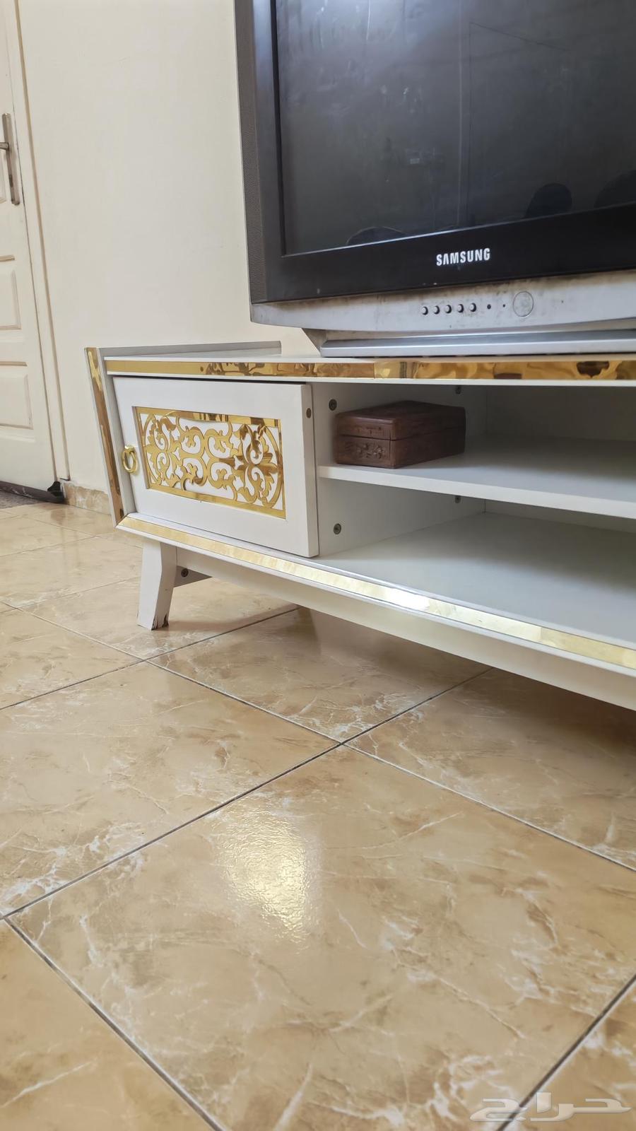 تلفزيون سامسونج و طاولة تلفزيون للبيع63752152362499114