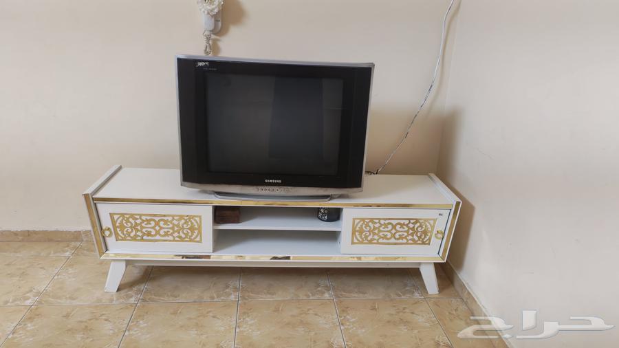 تلفزيون سامسونج و طاولة تلفزيون للبيع63752152362499110