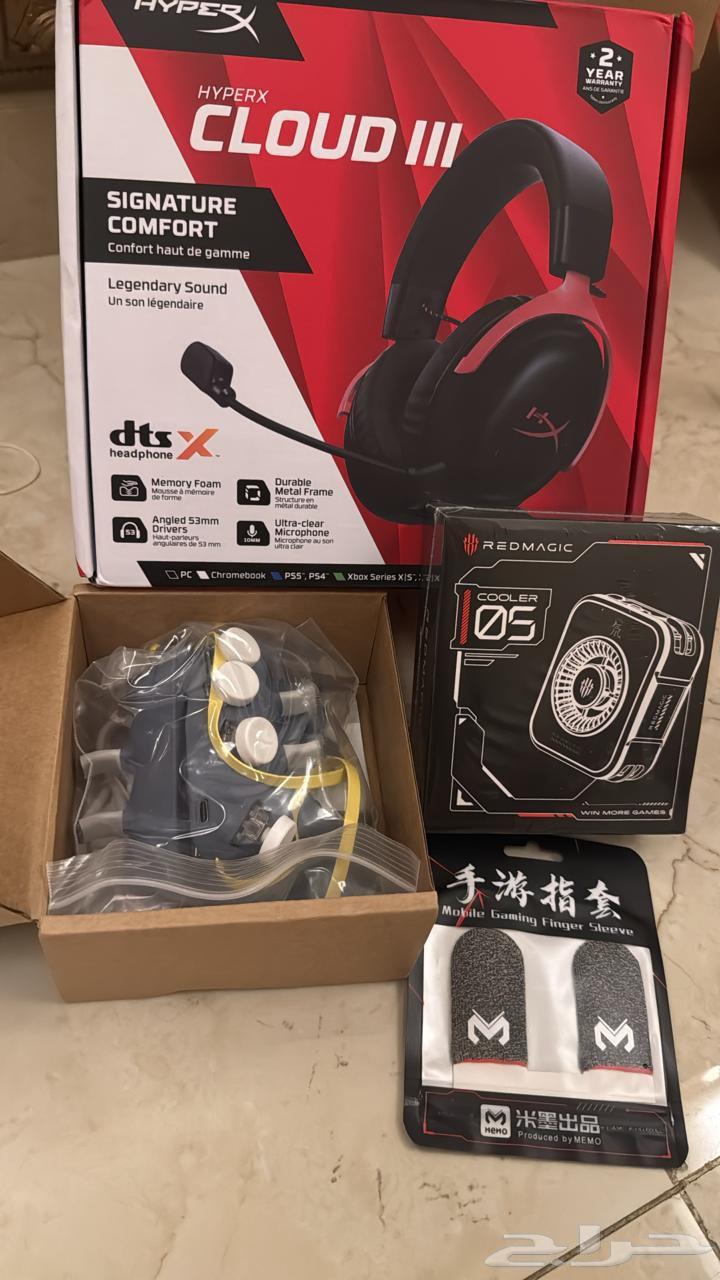 Piano keys, controller, and Hyper X Cloud 3 headset63751478554241110